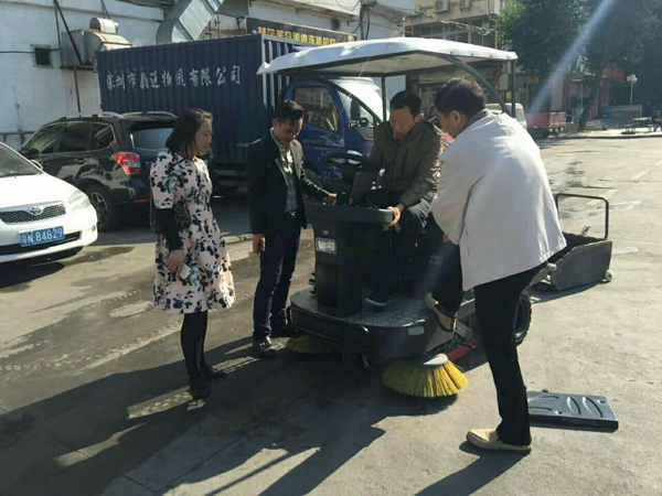 扫地车
