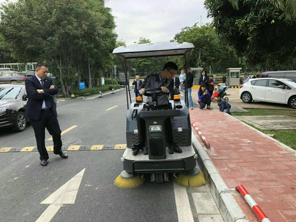 扫地车